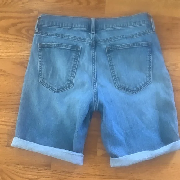 Ladies Gap size 28 Bermuda shorts in light washed denim - Picture 4 of 4